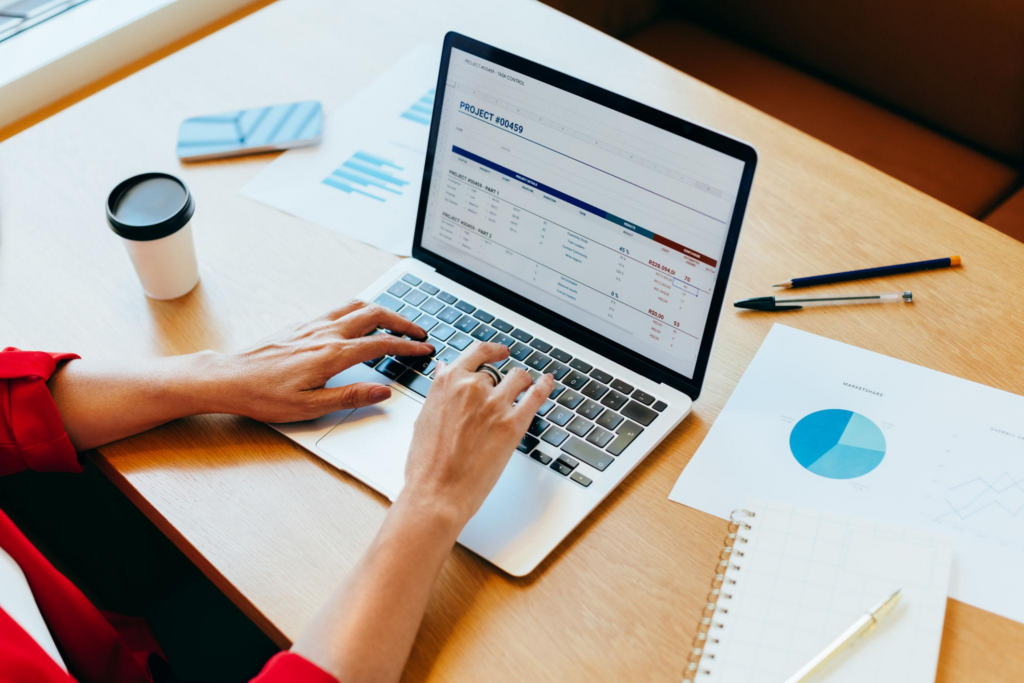 analisis data angka di laptop